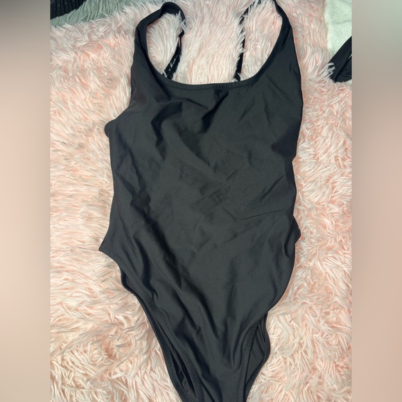 Skims One Piece Swimsuits
SIGNATURE SWIM
SCOOP NECK ONE PIECE NWOT new logo - Picture 5 of 8